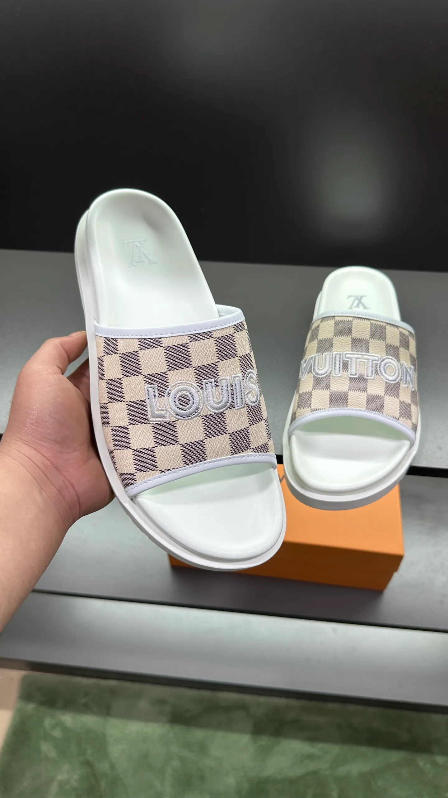 [L Home] P: 300💰Size: 38-45 Top purchasing lv men's summer slippers, classic presbyopia with soft real leather lining, unique color splicing effect, distinctive personality, fashionable and trendy essential style, light and comfortable. Lightweight and tough rubber insole, micro ridged foam outsole, super comfortable!